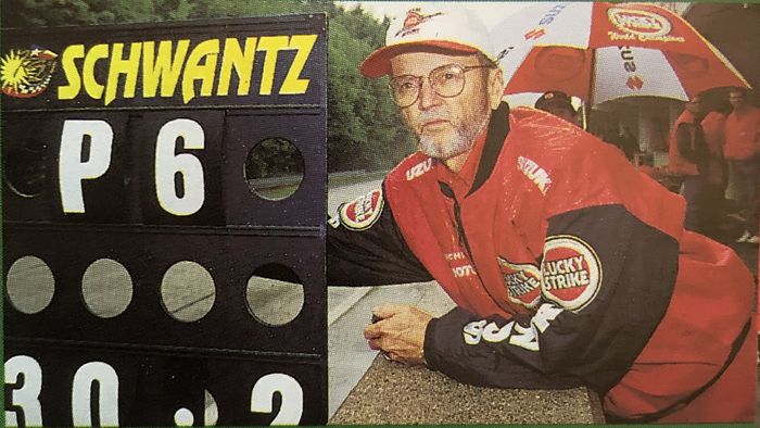 Jim Schwantz memandu anaknya, Kevin Schwant lewat pit board