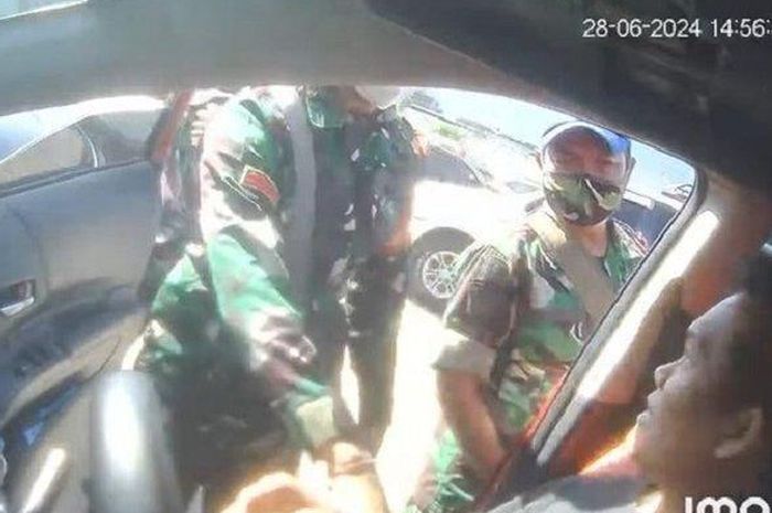 Viral video 3 anggota TNI AU terlibat cekcok dengan sopir taksi online di bandara