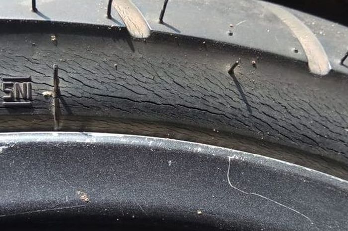 ban motor retak halus karena kebiasaan ini