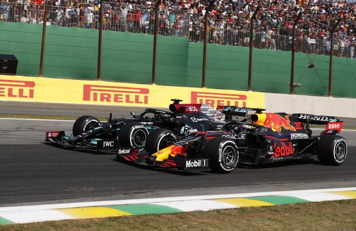 Lewis Hamilton dan Max Verstappen terlibat duel sengit pada lap 48 di balap F1 Brasil 2021