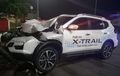 Nissan X-Trail Gagal Nyalip, Muka Ringsek Tak Berbentuk, Hajar Bokong Truk