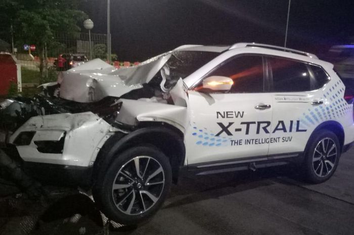 Nissan New X-Trail hancur terjang truk di tol Pemalang-Batang arah Semarang