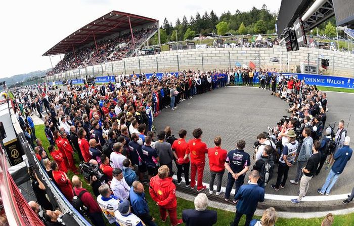 Semua pembalap dan tim yang ada di sirkuit Spa-Francorchamps, Belgia, mengheningkan cipta atas meninggalnya Anthoine Hubert saat balapan di race 1 F2 Belgia