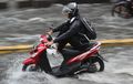 Nyebelin, Pemotor Sering Terabas Banjir, Diintai Tiga Penyakit Kulit