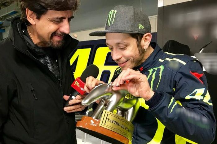 Valentino Rossi mendapat piala tapir emas