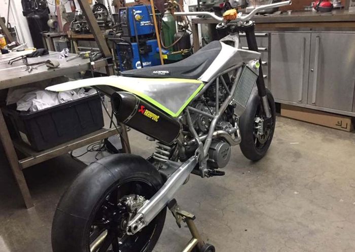 Tampak belakang KTM 950 Supermoto besutan Hazan Motorworks