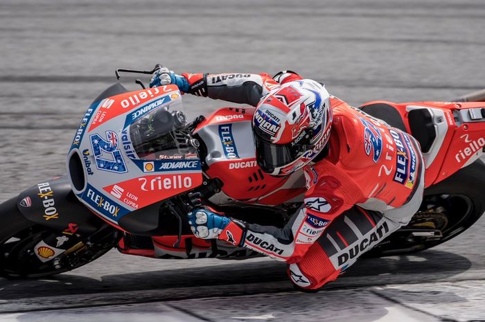 Casey Stoner saat mencoba prototipe Desmosedici GP18 di Sepang, Malaysia