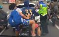 Sat set Tak Pakai Lama, Polisi Langsung Cabut Kunci Saat Menilang Pemotor, Dalam Aturan Boleh atau Enggak Sih?