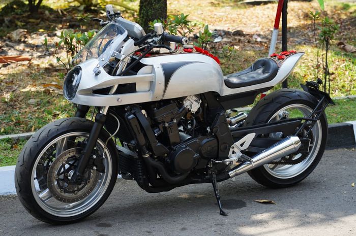 Kawasaki ZZR600 Ninja garapan White Collar Bike