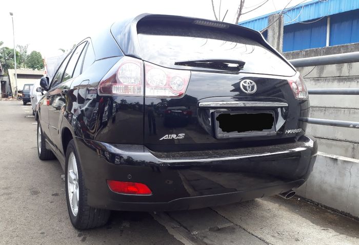 Tampak buritan Toyota Harrier gen 2