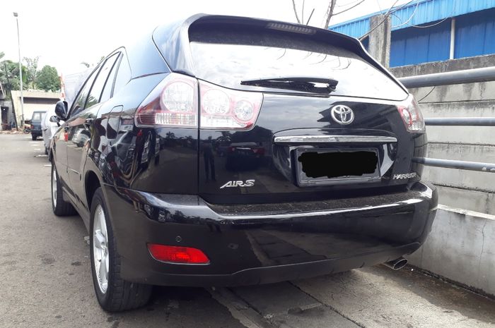 Tampak buritan Toyota Harrier gen 2