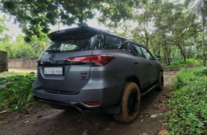 Modifikasi Toyota Fortuner pasang pelek Rhino Black ukuran 18 inci 