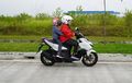 Naik Motor Sambil Membonceng Anak Kecil di Depan Ternyata Bahaya, Ahli Safety AHM Kasih Tips Biar Aman