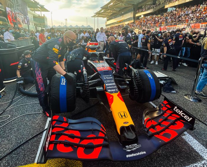Max Verstappen menutup musim balap F1 2021 di balap F1 Abu Dhabi dengan gelar juara dunia F1 2021