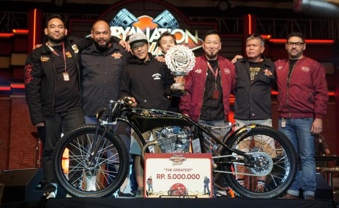 Foto bersama pemenang dan para juri dalam sesi penyerahan hadiah di acara final Suryanation Motorland 2019.