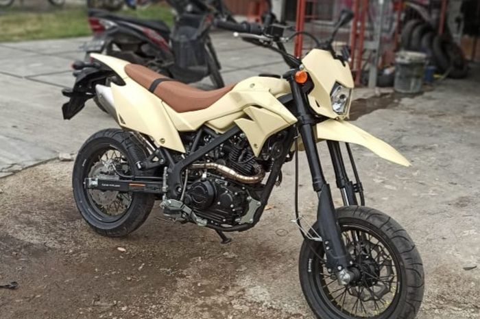 Kawasaki D-Tracker berkelir krem dengan settingan kaki-kaki yang membuat tempat duduk tidak terlalu tinggi.
