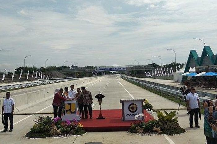Presiden Joko Widodo saat meresmikan tol segmen Sragen-Ngawi, Rabu (28 /11/2018). 