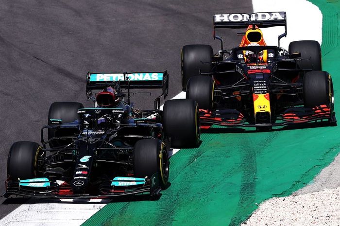 Lewis Hamilton memenangkan pertarungan dengan Max Verstappen F1 Portugal 2021
