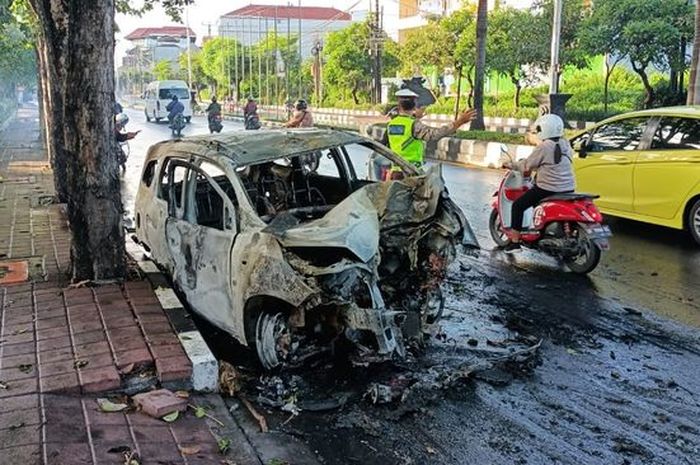 Chevrolet Spin terjang pohon hingga terbelah di ruang mesin lalu ludes terbakar di Bypass Ngurah Rai, Kuta, Bali
