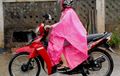 Daripada Naik Motor Pakai Sandal, Ternyata Pakai Sepatu Model Ini Sudah Cukup Kok