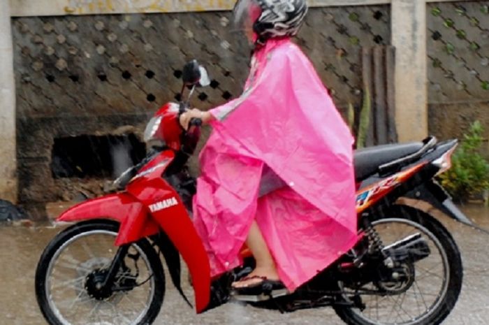 Pakai sandal naik motor saat hujan sangat berbahaya.