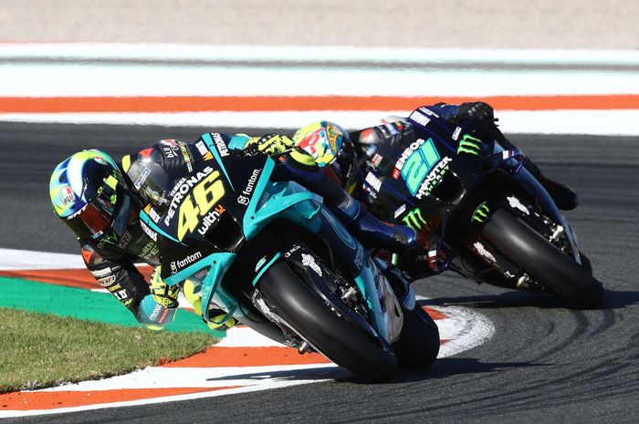 Valentino Rossi (depan) dikuntit terus oleh Franco Morbidelli