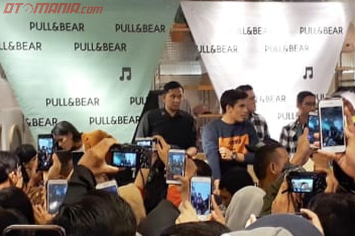 Marc Marquez saat berada di Outlet Pull &amp; Bear Senayan City, Jakarta