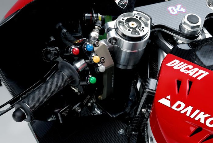 Ini tombol yang ada di Ducati GP19 atau motor Ducati MotoGP tahun 2019, aplikasi 5 tombol bulat di setang kiri