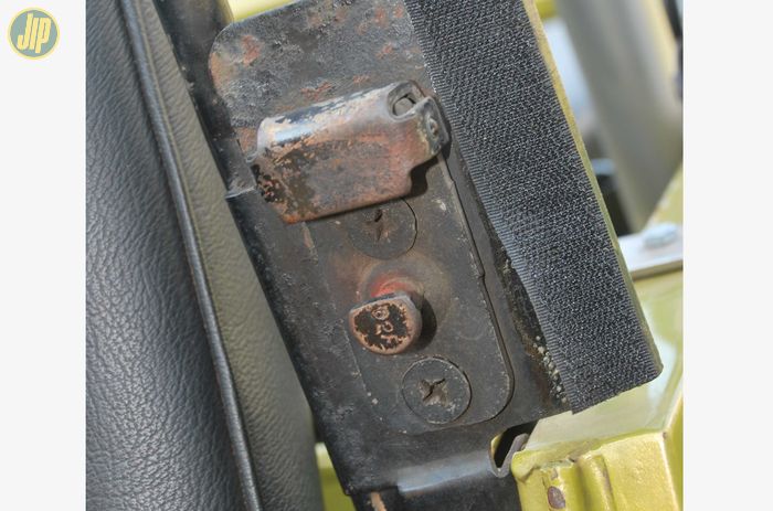 Pengait kunci pintu depan Jimny LJ80Q diletakkan pada rangka kanvas.