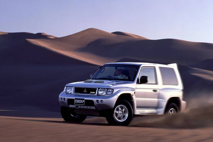 Mitsubishi Pajero Evolution saat beraksi di gurun pasir, mirip banger sama mobil Reli Dakar
