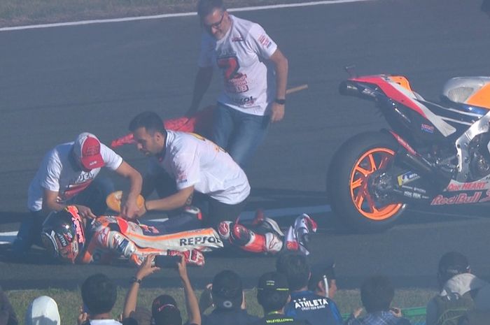 Marc Marquez mengalami cidera bahu saat akan melakukan selebrasi di MotoGP Jepang 2018