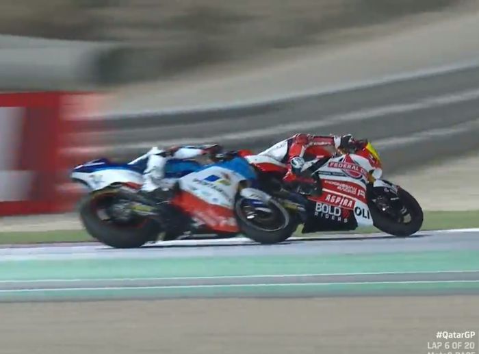 Dua pembalap 'Tim Indonesia' Bo Bendsneyder dan Fabio Di Giannantonio (Federal Oil Gresini Moto2) berasing untuk memperebutkan posisi ke-7