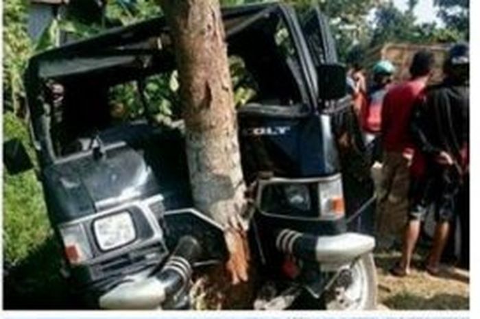 Mobil istri tabrak mobil suami karena selingkuh