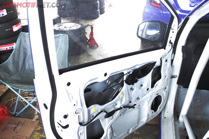 Mengganti kaca penumpang dengan polikarbonat, sukses memangkas banyak bobot mobil