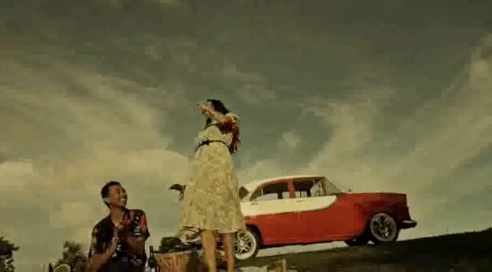 Salah satu scene di video klip Sunset Di Tanah Anarki menampilkan mobil klasik lansiran Holden