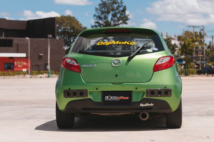 Tampilan bumper belakang Mazda2 yang sudah dilubangi