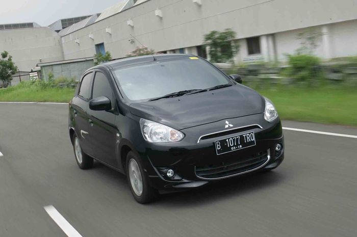 Spesifikasi dan kisaran harga Mitsubishi Mirage seken tahun 2012.