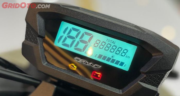 Sebagai ganti hilangnya kick starter, pabrikan motor pasangkan indikator kondisi aki di motor