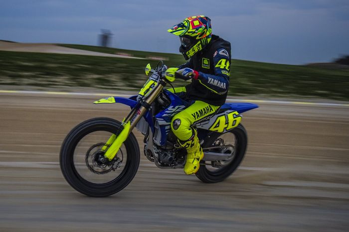 Valentino Rossi menghadapi MotoGP Valencia berlatih dirt track sekaligus tes motor baru YZ450F buat ikut kompetisi 100 km dei Campioni