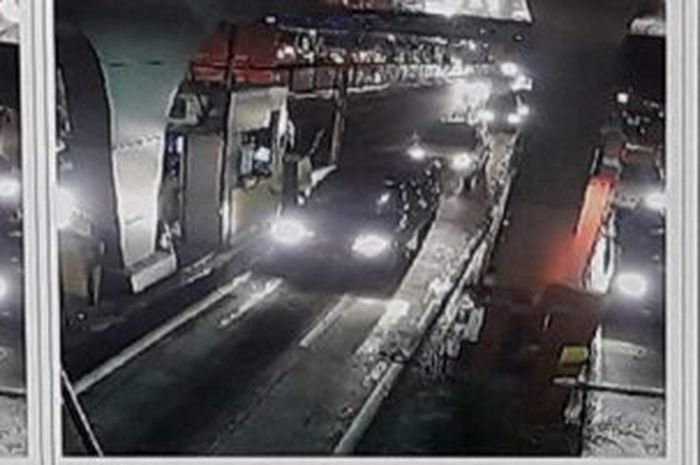 CCTV tol Cileunyi menangkap mobil pelaku
