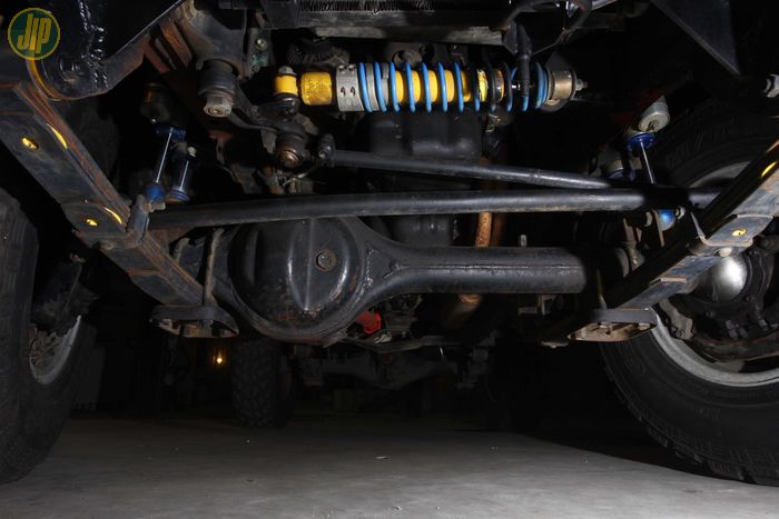Kaki bagian depan Jimny off-road ini dipasangi gardan dari Toyota Prado. Sokbreker dipasang Fox racing reservoir 10 inci.