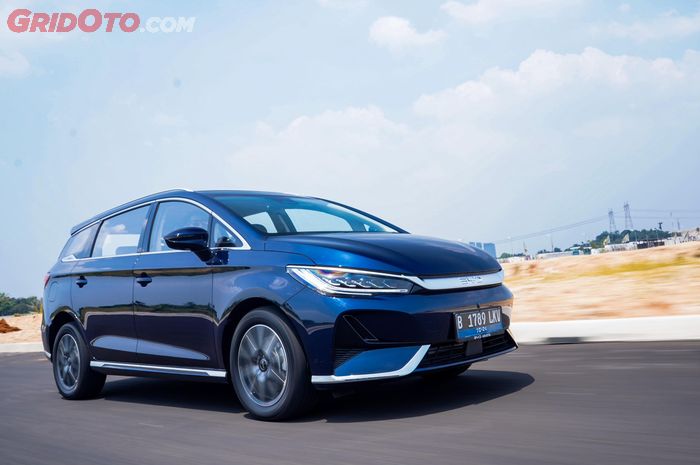 Mobil listrik BYD M6 Superior