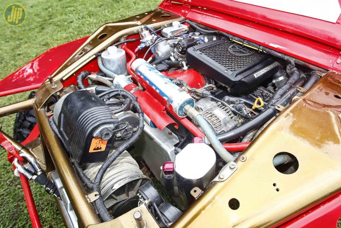 Mesin tubular custom ini dipasangi 3S-GTE milik Toyota Celica. Dikawinkan dengan girbok milik Suzuki Futura, transfercase milik Suzuki Jimny. 