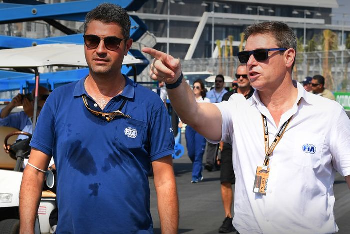 Race director F1, Michael Masi (polo shirt biru), saat meninjau sirkuit Jeddah menjelang F1 Arab Saudi 2021