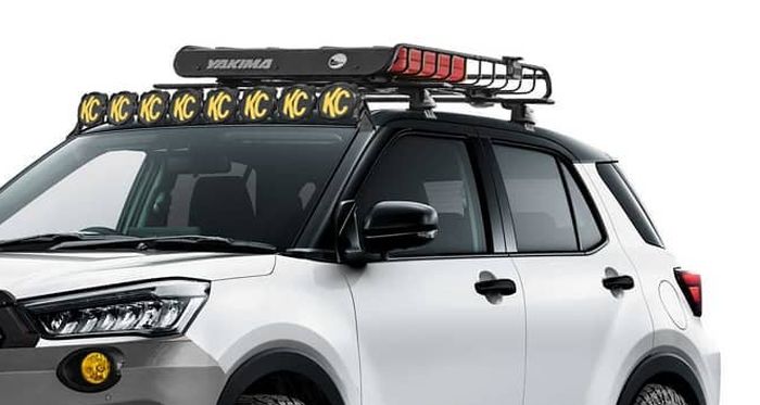 Tambahan roof rack dan lampu sorot di atap Toyota Raize