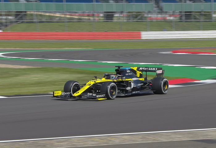 Pembalap Renault, Daniel Ricciardo menjadi yang pertama turun di sesi FP2 F1 Inggris yang digelar di sirkuit Silverstone.