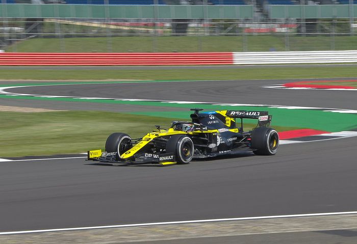 Pembalap Renault, Daniel Ricciardo menjadi yang pertama turun di sesi FP2 F1 Inggris yang digelar di sirkuit Silverstone.
