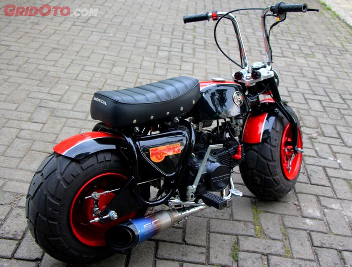 Mesin 2 silinder tersemat di motor Honda Monkey custom ini.