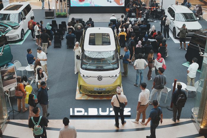 Volkswagen secara resmi menyerahkan unit pertama ID. BUZZ kepada pelanggan di Bandung