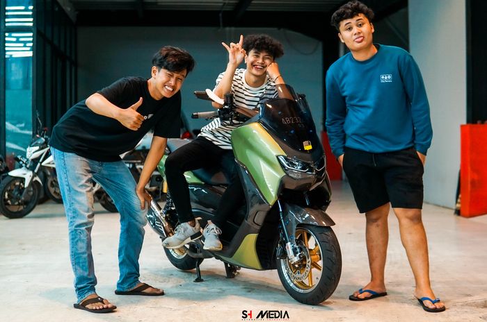 Bro Raffi dengan teman-teman pendukung modifikasi Yamaha NMAX miliknya